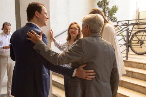 Noivo conversando com os pais da noiva na área externa do cartório, em um momento de interação familiar antes do casamento. (Casamento Civil, São Paulo, Fotógrafo Bruno Arita)'