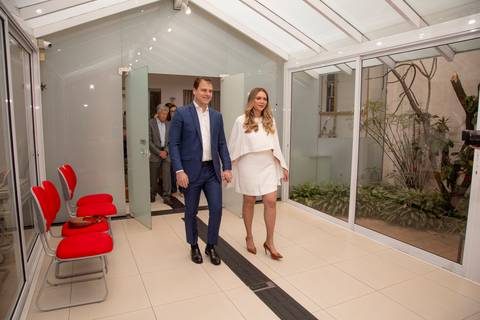 Casal entrando de mãos dadas no cartório para a cerimônia, prontos para oficializar o casamento. (Casamento Civil, São Paulo, Fotógrafo Bruno Arita)'