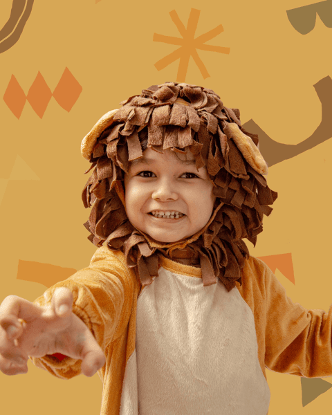 Criança vestindo fantasia de leão, sorrindo e fazendo o gesto de rugido, em um ensaio infantil divertido em São Paulo. (Ensaio Infantil, São Paulo, Fotógrafo Bruno Arita)'