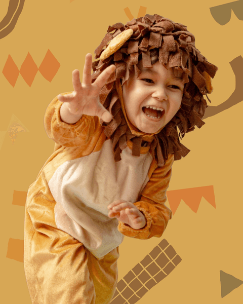 Criança com fantasia de leão correndo e fazendo o gesto do animal, em um momento de ação e alegria. (Ensaio Infantil, São Paulo, Fotógrafo Bruno Arita)'