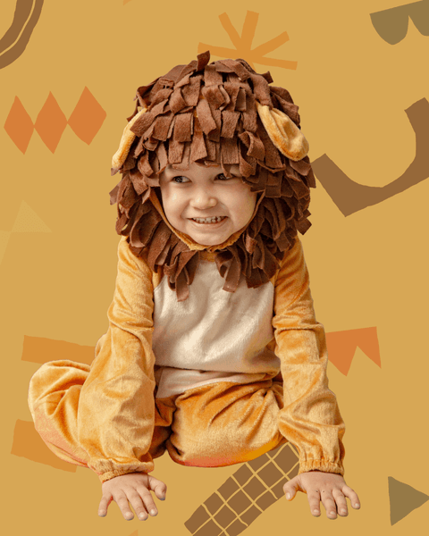 Criança sentada, apoiando-se no chão como um leão, e olhando para o lado. (Ensaio Infantil, São Paulo, Fotógrafo Bruno Arita)'