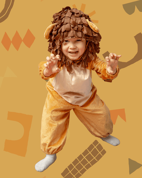 Criança de pé, em ação, olhando para a câmera com as mãos fingindo ser garras de leão. (Ensaio Infantil, São Paulo, Fotógrafo Bruno Arita)'