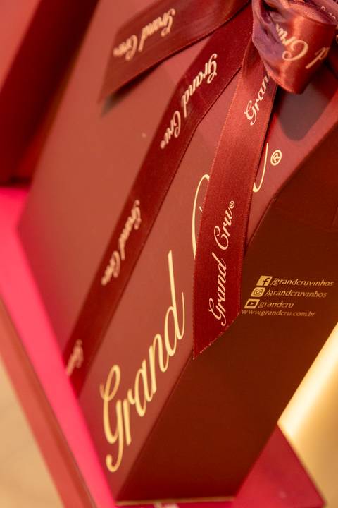 Plano detalhe de uma caixa de presente da Grand Cru, com laço e cores da marca, simbolizando a parceria no evento da Casa Riachuelo. (Lançamento Casa Riachuelo, Rua Oscar Freire, São Paulo, Fotos Bruno Arita)'