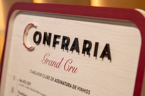 Placa 'Confraria Grand Cru' em plano detalhe, identificando a área de degustação de vinhos no evento da Casa Riachuelo. (Lançamento Casa Riachuelo, Rua Oscar Freire, São Paulo, Fotos Bruno Arita)'