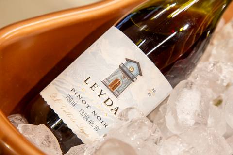 Plano fechado em uma garrafa de vinho Leyda dentro do balde de gelo da Grand Cru, destacando a seleção de vinhos do evento. (Lançamento Casa Riachuelo, Rua Oscar Freire, São Paulo, Fotos Bruno Arita)'