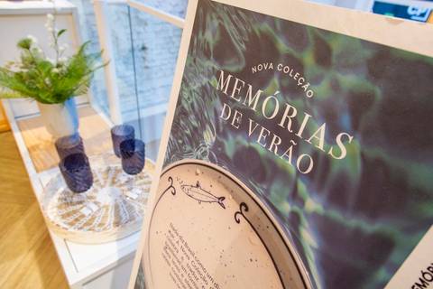 Plano detalhe na placa da nova coleção, com a inscrição 'Memórias de Verão' em primeiro plano, e produtos da coleção em segundo. (Lançamento Casa Riachuelo, Rua Oscar Freire, São Paulo, Fotos Bruno Arita)'
