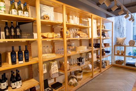 Estante exibindo os produtos da nova coleção 'Memórias de Verão' da Casa Riachuelo, em um arranjo elegante e organizado na loja. (Lançamento Casa Riachuelo, Rua Oscar Freire, São Paulo, Fotos Bruno Arita)'