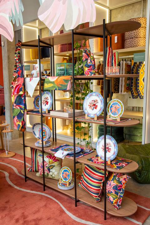 Estante na entrada da loja Westwing com os produtos em destaque, atraindo a atenção dos convidados. (Westwing, Vila Madalena, São Paulo, Bruno Arita)'
