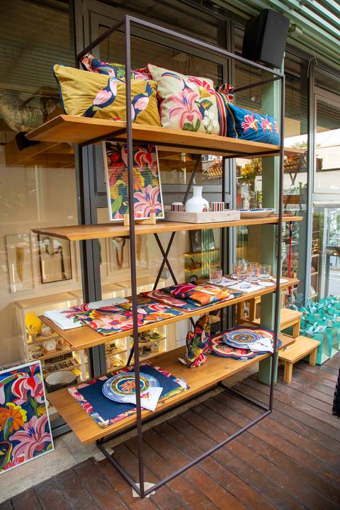 Estante na parte superior da loja Westwing, com os novos produtos na área de workshop. (Westwing, Vila Madalena, São Paulo, Bruno Arita)'