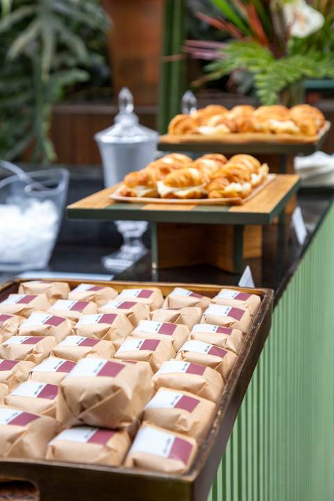 Mesa de buffet com mini pães e outras comidas servidas para os convidados do evento na Westwing. (Westwing, Vila Madalena, São Paulo, Bruno Arita)'