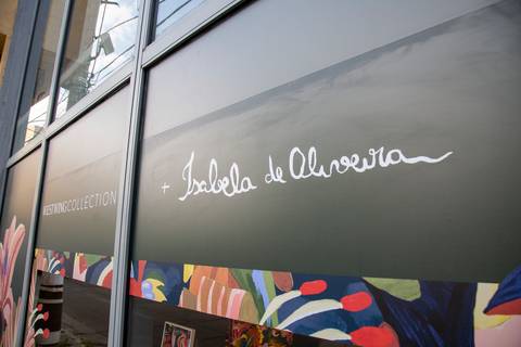 Plano fechado no letreiro 'Isabela de Oliveira' na fachada da loja Westwing, destacando a identidade visual da parceria. (Westwing, Vila Madalena, São Paulo, Bruno Arita)'