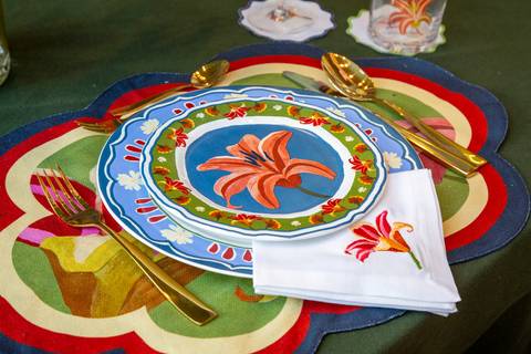 Mesa completa com jogo americano, sousplat, pratos, guardanapos e talheres da nova coleção Westwing e Isabela de Oliveira. (Westwing, Vila Madalena, São Paulo, Bruno Arita)'