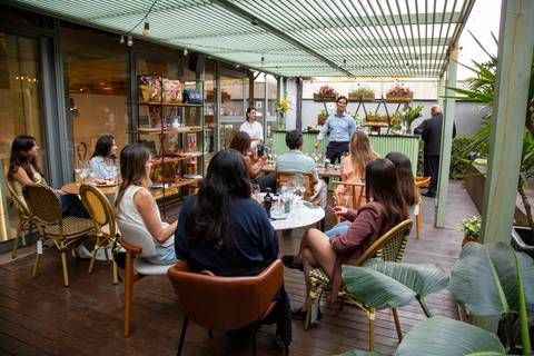 CEO da Westwing em workshop de vinhos em plano médio discursando. (Westwing, Vila Madalena, São Paulo, Bruno Arita)'