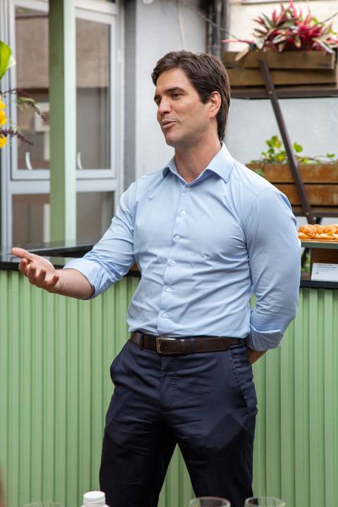 CEO da Westwing em plano médio discursando para o público, durante a abertura do evento. (Westwing, Vila Madalena, São Paulo, Bruno Arita)'