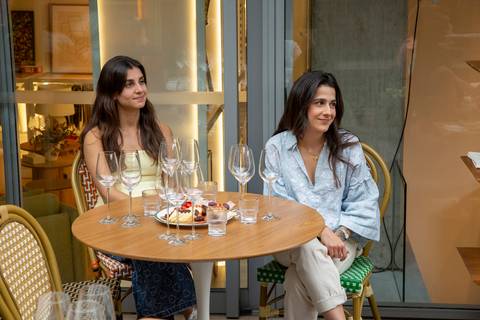 Duas convidadas em plano fechado, prestando atenção no discurso do CEO da Westwing. (Westwing, Vila Madalena, São Paulo, Bruno Arita)'