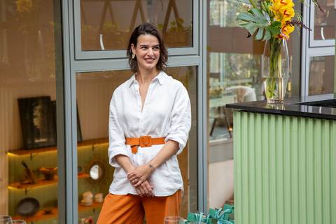 Sommelier Clara Mei em plano médio prestando atenção ao discurso do CEO da Westwing. (Westwing, Vila Madalena, São Paulo, Bruno Arita)'