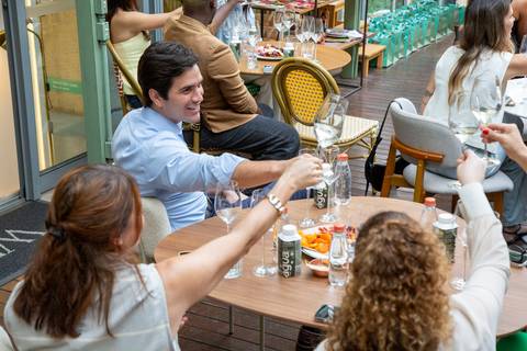 Convidados brindando em uma das mesas, participando do workshop de vinhos. (Westwing, Vila Madalena, São Paulo, Bruno Arita)'