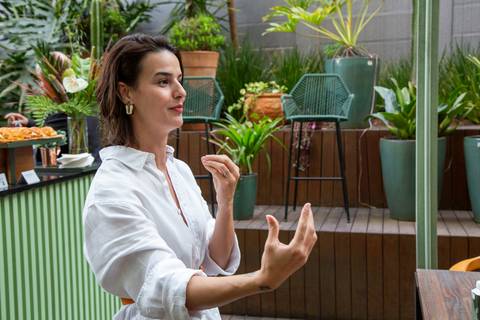 Sommelier Clara Mei explicando sobre vinhos, gesticulando para o público. (Westwing, Vila Madalena, São Paulo, Bruno Arita)'