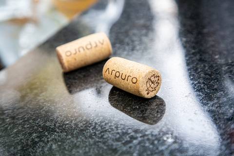 Plano detalhe de duas rolhas da Arpuro, destacando a marca dos vinhos servidos. (Westwing, Vila Madalena, São Paulo, Bruno Arita)'