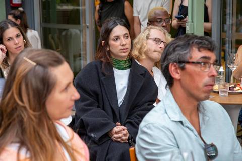 Convidados prestando atenção no workshop de vinhos na loja Westwing. (Westwing, Vila Madalena, São Paulo, Bruno Arita)'