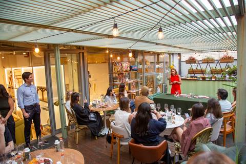Mulher conduzindo workshop de mesa posta, com plano aberto mostrando a atividade no evento. (Westwing, Vila Madalena, São Paulo, Bruno Arita)'