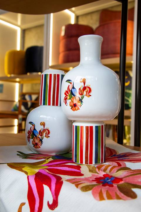 Plano fechado no moringa com copo da nova coleção, mostrando um detalhe do design exclusivo. (Westwing, Vila Madalena, São Paulo, Bruno Arita)'