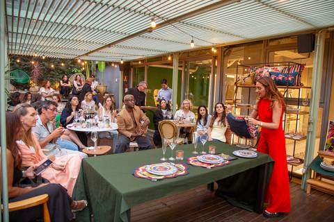 Plano aberto do workshop, com convidados ao fundo olhando a apresentação. (Westwing, Vila Madalena, São Paulo, Bruno Arita)'