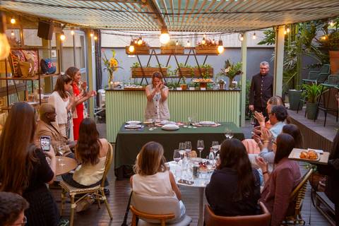 Finalização do evento com todos os participantes batendo palmas. (Westwing, Vila Madalena, São Paulo, Bruno Arita)'