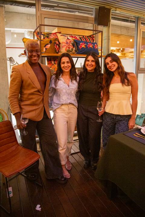 Convidados posando para foto em grupo no evento da Westwing. (Westwing, Vila Madalena, São Paulo, Bruno Arita)'