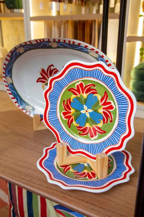 Plano detalhe de um prato da coleção Westwing e Isabela de Oliveira, ressaltando a estampa e a qualidade. (Westwing, Vila Madalena, São Paulo, Bruno Arita)'