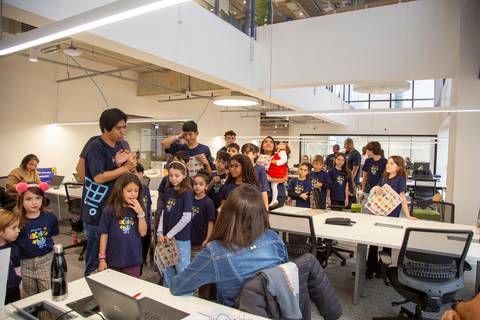 Tour guiado nas estações de trabalho da Plurix, com crianças conhecendo de perto o escritório de seus pais, em São Paulo. (Evento Plurix, São Paulo, Fotógrafo Bruno Arita)'
