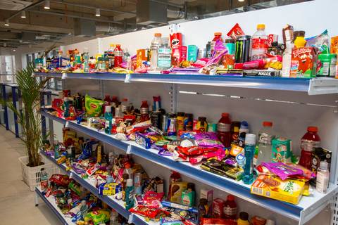 Gôndola de mini mercado desorganizada, preparada para a atividade lúdica de organização de produtos pelas crianças, na sede da Plurix. (Evento Plurix, São Paulo, Fotógrafo Bruno Arita)'
