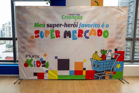 Painel decorativo para fotos no Dia das Crianças Plurix 2025, com a frase 'Meu super herói favorito é o supermercado', alusiva ao tema das brincadeiras. (Evento Plurix, São Paulo, Fotógrafo Bruno Arita)'