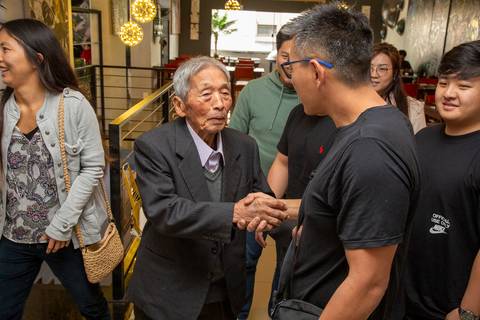 Cazu cumprimentando seu pai ao chegar, em um abraço caloroso e alegre. (Aniversário em Dobro, Nanako, São Paulo, Fotógrafo Bruno Arita)'