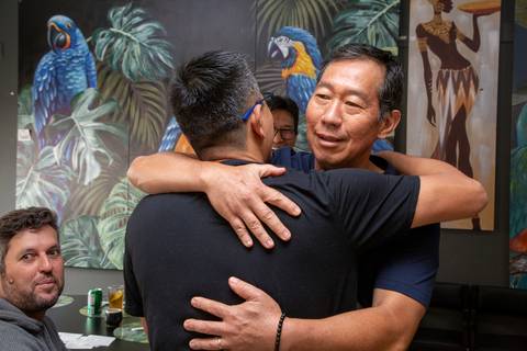 Cazu cumprimentando um convidado com um abraço. (Aniversário em Dobro, Nanako, São Paulo, Fotógrafo Bruno Arita)'