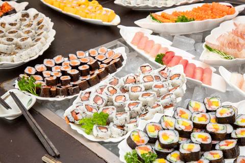 Buffet em plano mais aberto, mostrando a variedade e a apresentação elegante das comidas japonesas no Nanako. (Aniversário em Dobro, Nanako, São Paulo, Fotógrafo Bruno Arita)'