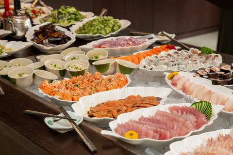 Buffet em plano aberto, destacando mais opções de pratos japoneses servidos para os convidados. (Aniversário em Dobro, Nanako, São Paulo, Fotógrafo Bruno Arita)'