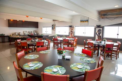 Plano aberto do salão de eventos na parte superior do Restaurante Nanako, decorado para a festa de aniversário. (Aniversário em Dobro, Nanako, São Paulo, Fotógrafo Bruno Arita)'