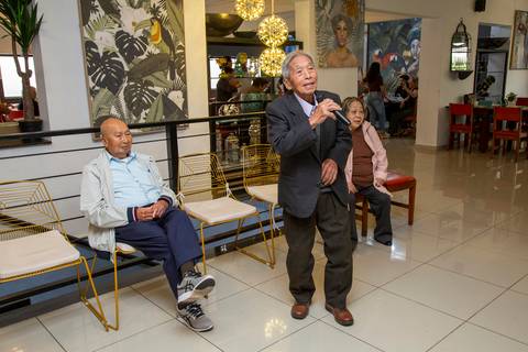 Pai dos aniversariantes cantando no karaokê com entusiasmo, animando a festa. (Aniversário em Dobro, Nanako, São Paulo, Fotógrafo Bruno Arita)'