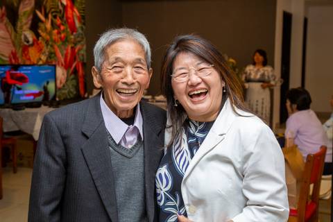 Miki e seu pai rindo soltos para a foto, em um momento de alegria espontânea. (Aniversário em Dobro, Nanako, São Paulo, Fotógrafo Bruno Arita)'