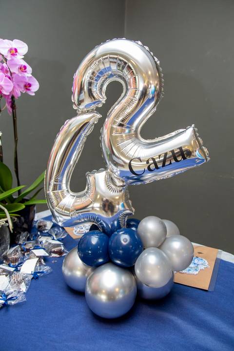 Balão prateado em formato do número 42, referente ao aniversário de Cazu. (Aniversário em Dobro, Nanako, São Paulo, Fotógrafo Bruno Arita)'