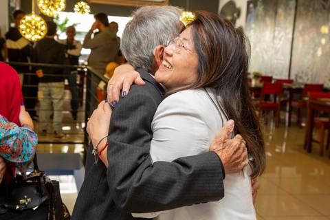 Miki, a aniversariante, abraçando carinhosamente seu pai, em um momento de afeto familiar. (Aniversário em Dobro, Nanako, São Paulo, Fotógrafo Bruno Arita)'
