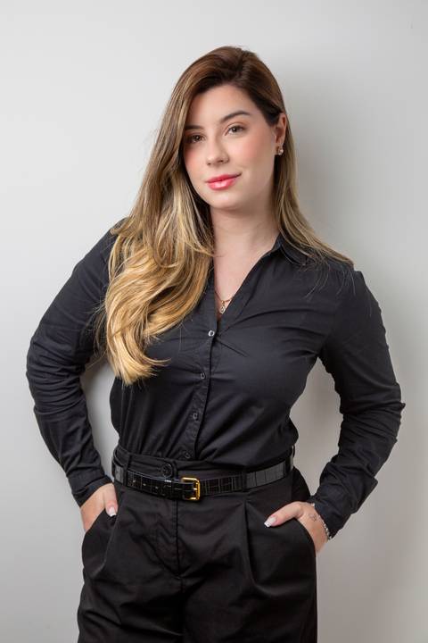 Retrato de Mulher em roupa preta, com fundo branco, em pose mais frontal. (Retrato Corporativo, São Paulo, Fotógrafo Bruno Arita)'