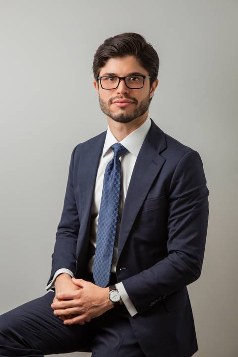 Retrato profissional de Homem (óculos, terno azul, gravata azul) com olhar sério, transmitindo foco e determinação. (Retratos Corporativos, São Paulo, Fotógrafo Bruno Arita)'