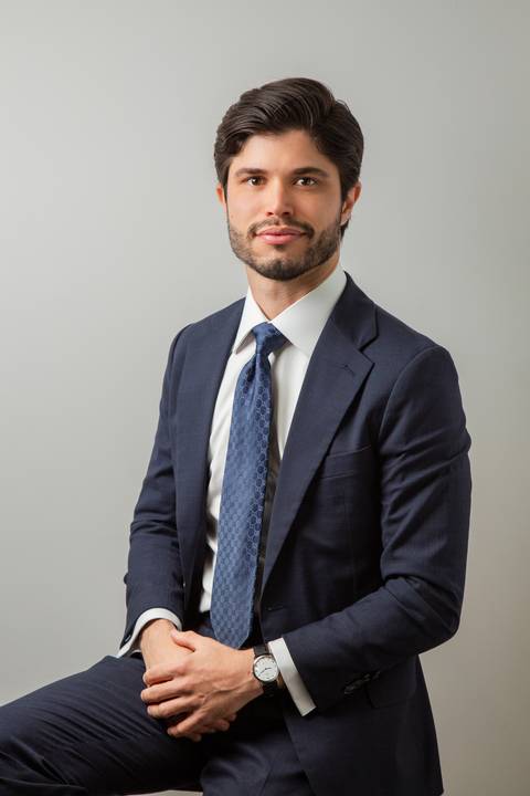 Retrato profissional de Homem (terno azul, gravata azul) com olhar sério, sem óculos, destacando sua expressão. (Retratos Corporativos, São Paulo, Fotógrafo Bruno Arita)'