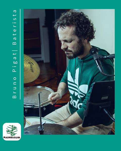 Capa Instagram de Bruno Pigat, baterista da Madressilva, tocando em foto com moldura e tom verde. Nome 'Bruno' e 'Bateria' na vertical, logo da banda no canto inferior esquerdo. (Ensaio Madressilva, Música Brasileira, Fotos Bruno Arita)'