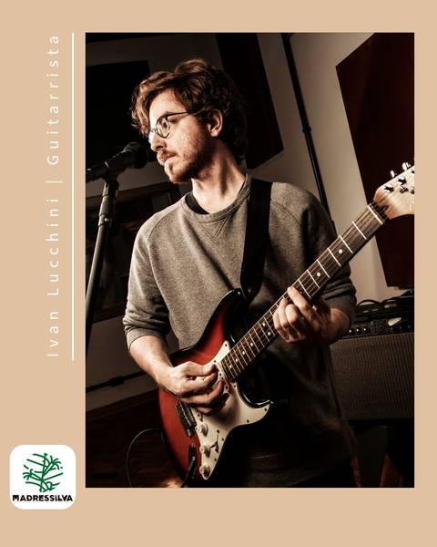 Capa Instagram de Ivan Lucchini, guitarrista da Madressilva, tocando em foto com moldura e tom amarelado. Nome 'Ivan' e 'Guitarra' na vertical, logo da banda no canto inferior esquerdo. (Ensaio Madressilva, Música Brasileira, Fotos Bruno Arita)'