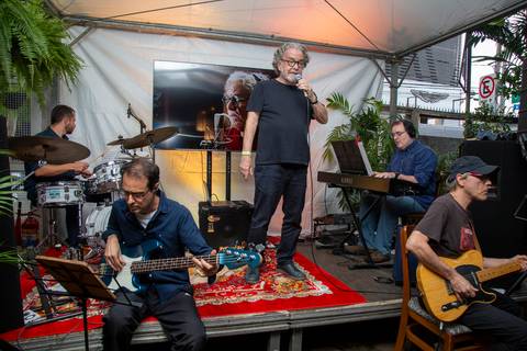 Compositor João Lucas e o Pacheco & Shy Jazz Qtr. se apresentando no palco, no início do evento reFestança Primavera25. (Ninfa Flores, São Paulo, Fotos Bruno Arita)'