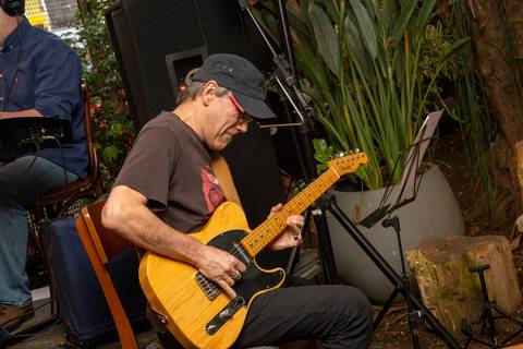 Guitarrista do Pacheco & Shy Jazz Qtr. em destaque, tocando sentado na cadeira durante a apresentação instrumental com João Lucas. (Ninfa Flores, São Paulo, Fotos Bruno Arita)'