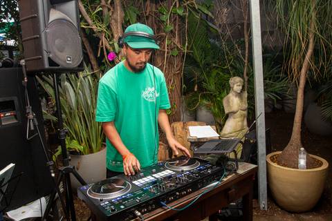 DJ Thiago UN comandando o som ambiente e a pista, tocando na festa reFestança Primavera25 na Ninfa Flores. (Ninfa Flores, São Paulo, Fotos Bruno Arita)'